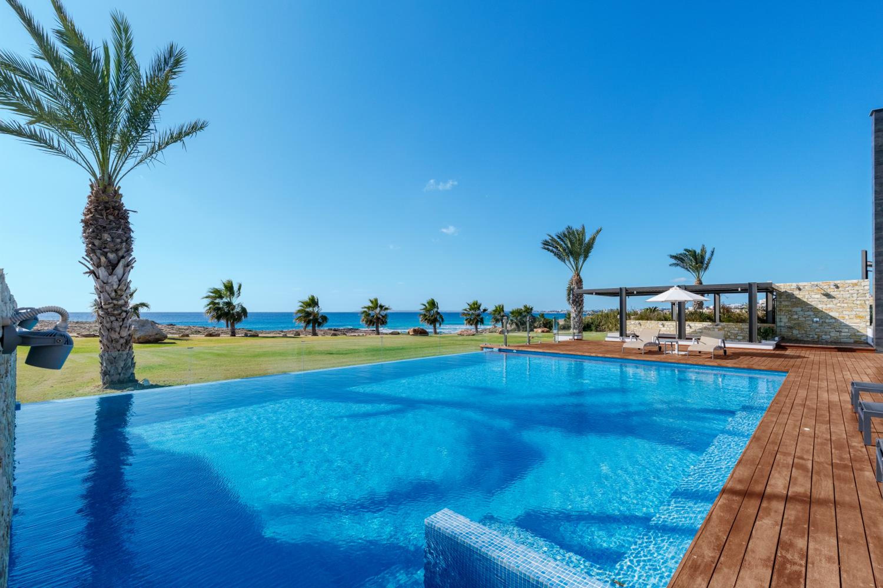 Beachfront Luxury Villa Glory