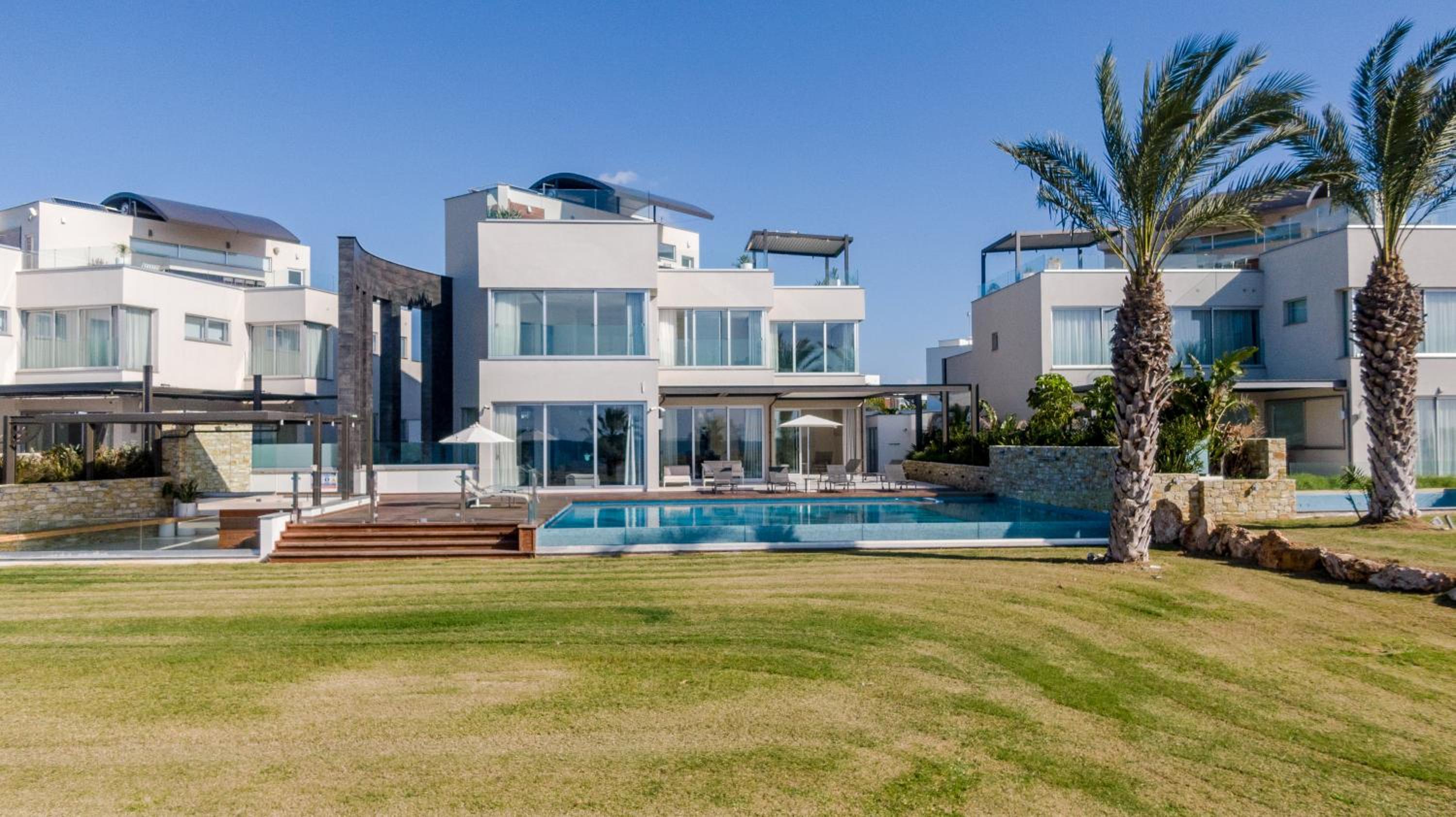 Beachfront Luxury Villa Glory