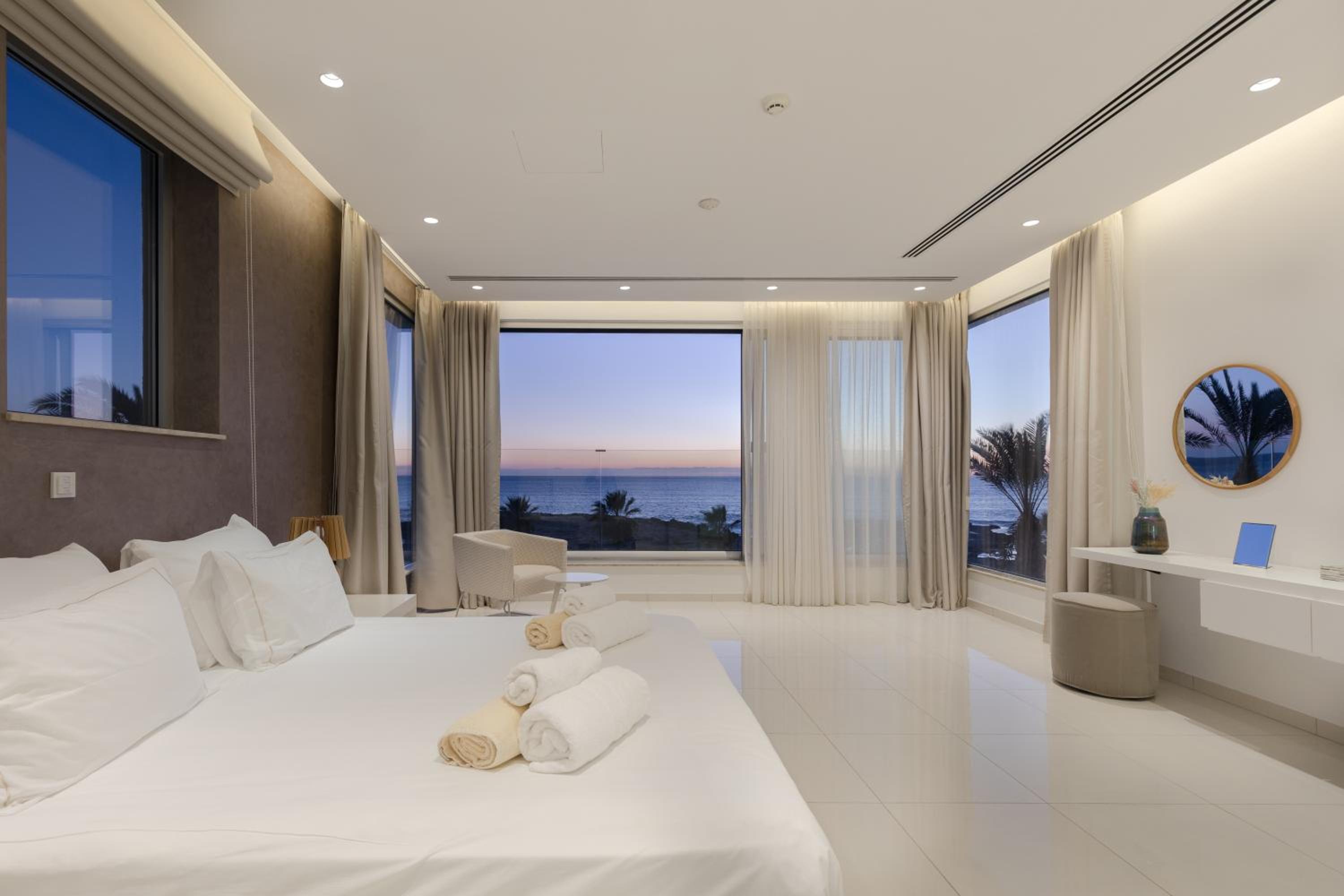 Beachfront Luxury Villa Glory