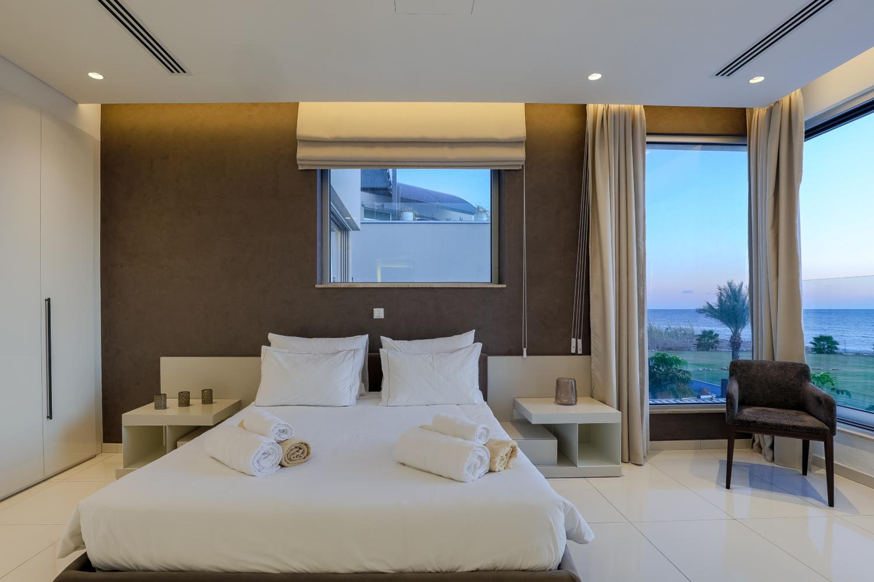 Beachfront Luxury Villa Glory