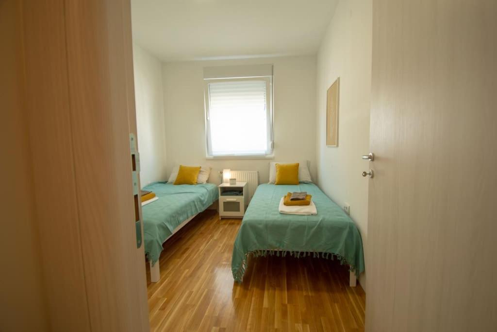 WHITE FIELDS-Central 2-bdrm apartment with parking view 4