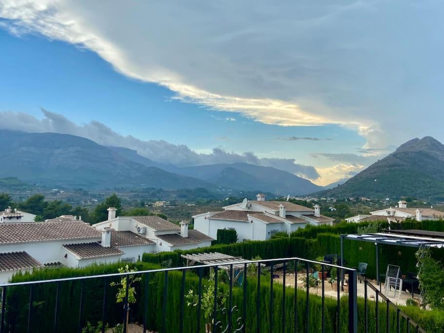 Stunning mountain views! Private Villa with fabulous communal pool!