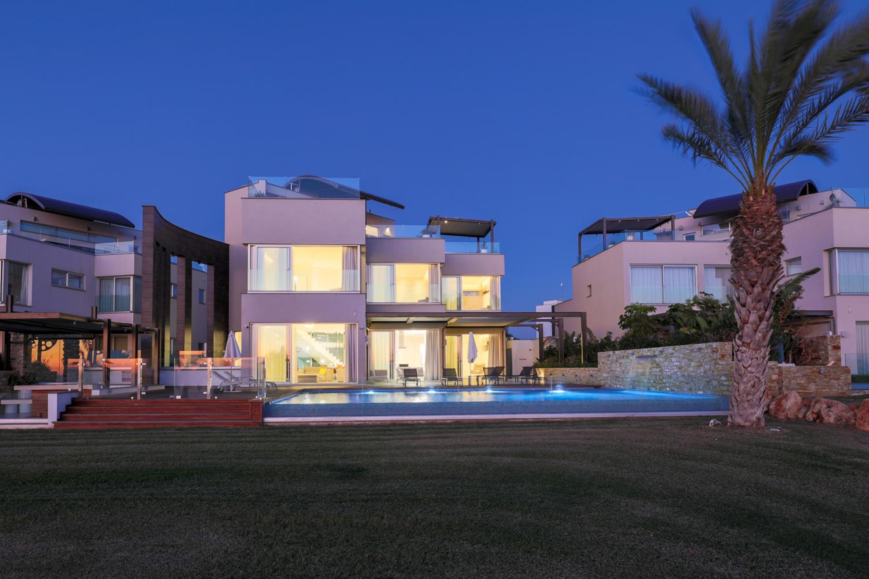 Beachfront Luxury Villa Glory