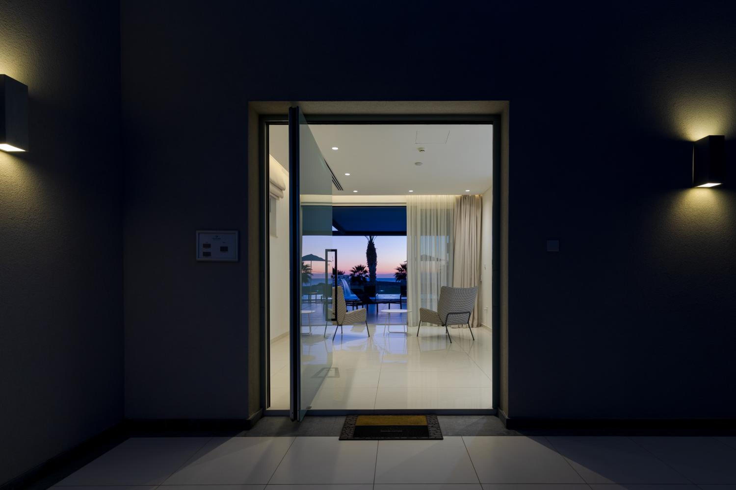 Beachfront Luxury Villa Glory