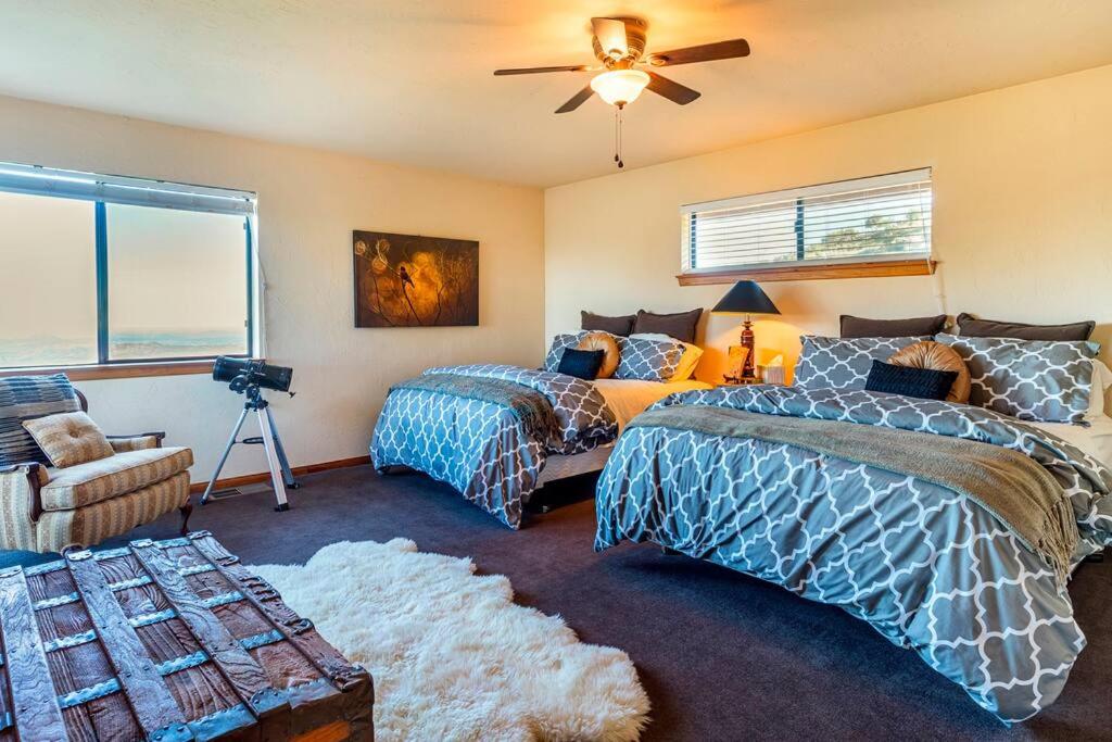 A LIVING CANVAS Amazing Lake View Custom Home