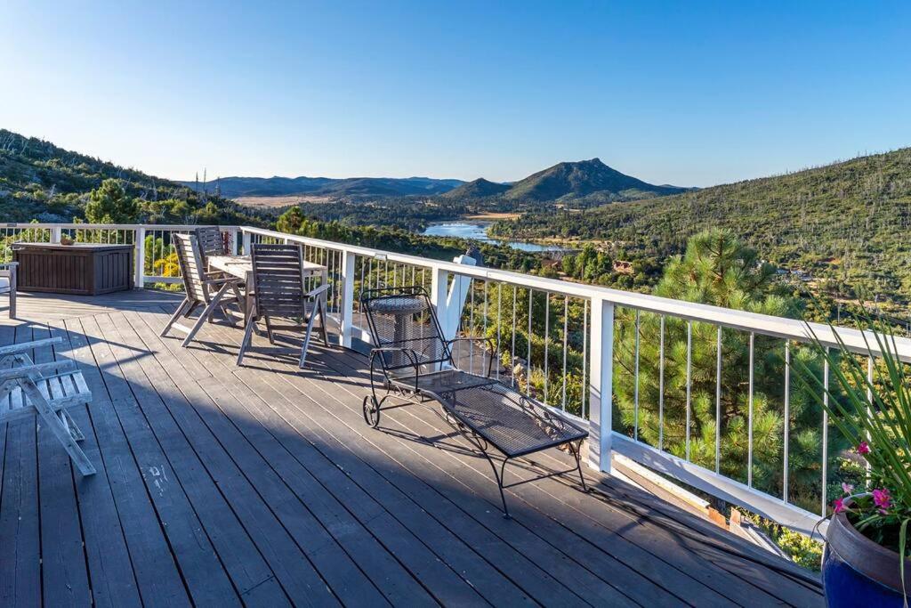 A LIVING CANVAS Amazing Lake View Custom Home