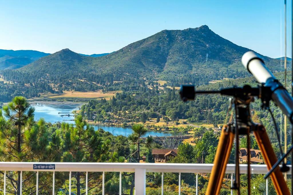 A LIVING CANVAS Amazing Lake View Custom Home