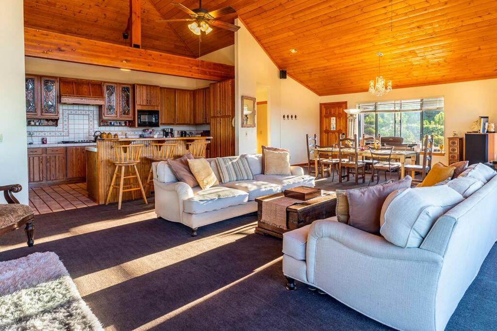 A LIVING CANVAS Amazing Lake View Custom Home