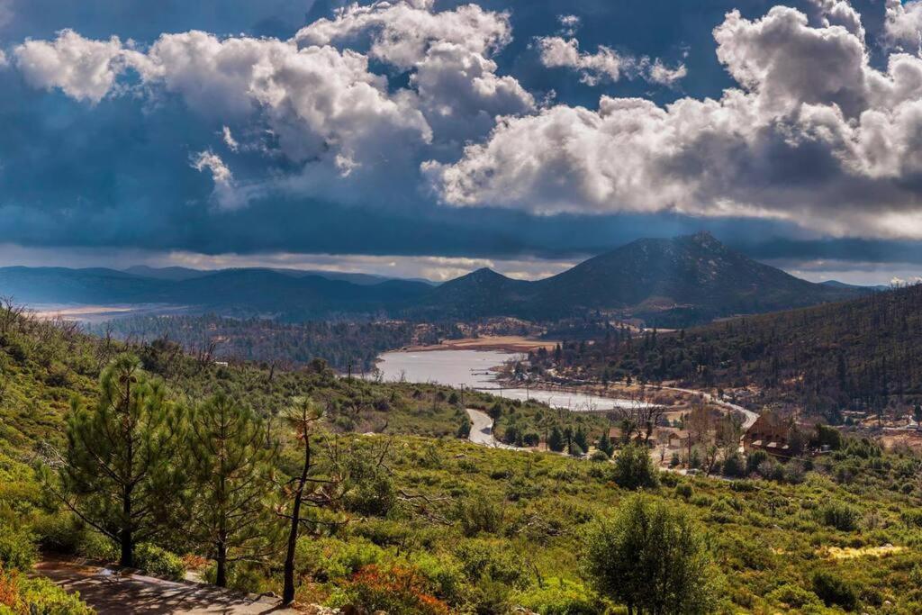 A LIVING CANVAS Amazing Lake View Custom Home