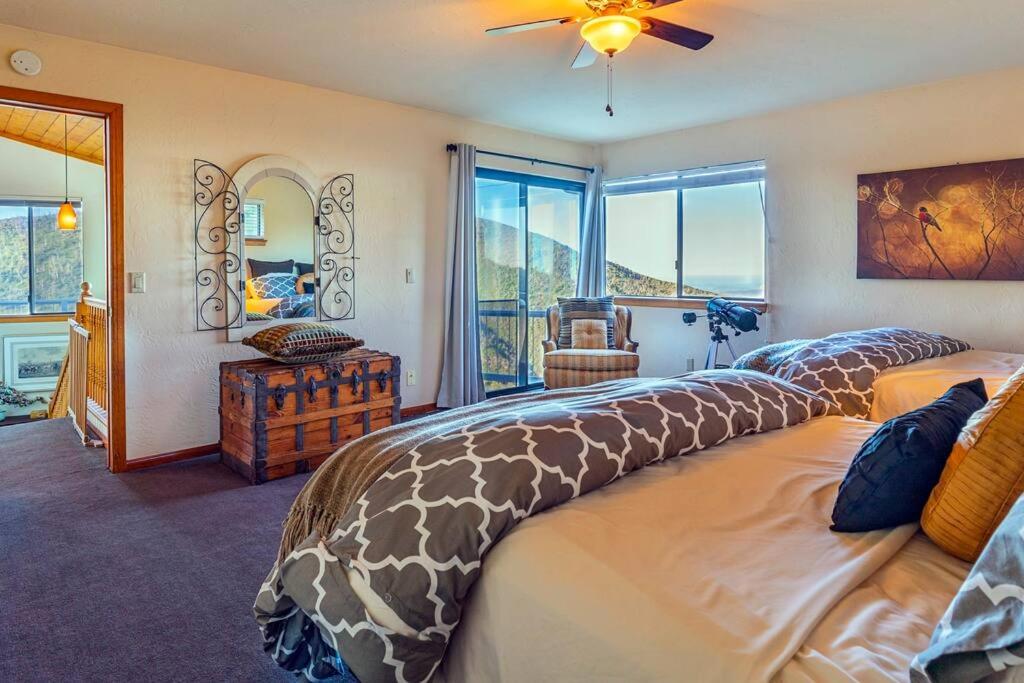 A LIVING CANVAS Amazing Lake View Custom Home