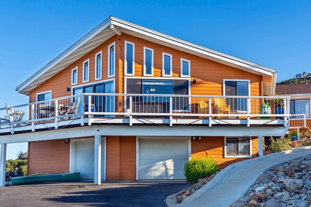 A LIVING CANVAS Amazing Lake View Custom Home
