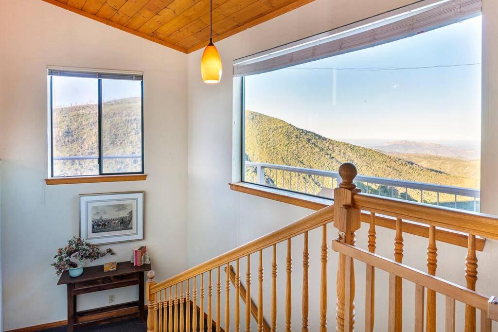 A LIVING CANVAS Amazing Lake View Custom Home