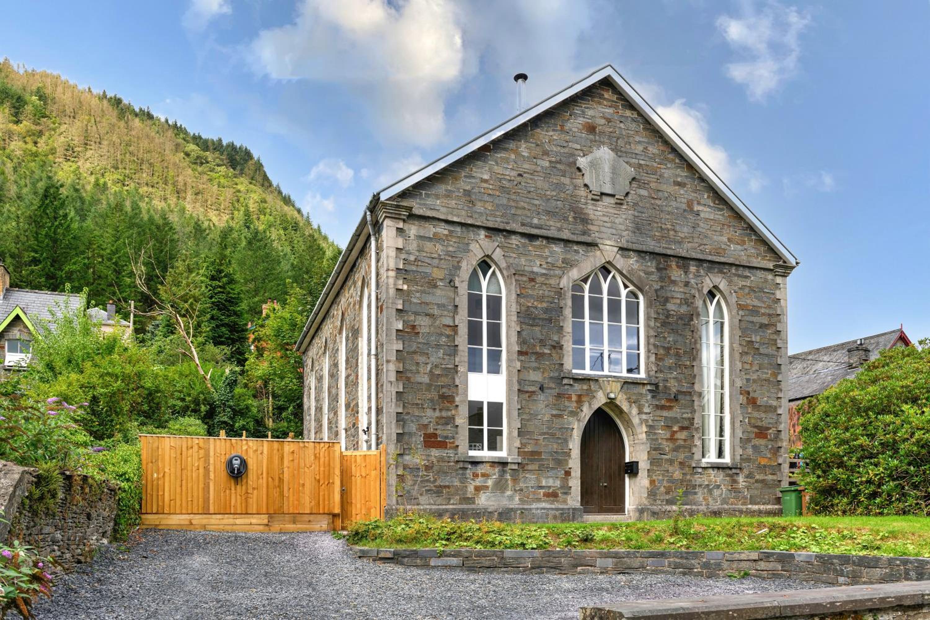 Hotel Finest Retreats - Luxury Converted Chapel with Hot Tub & Games Room - Image 1