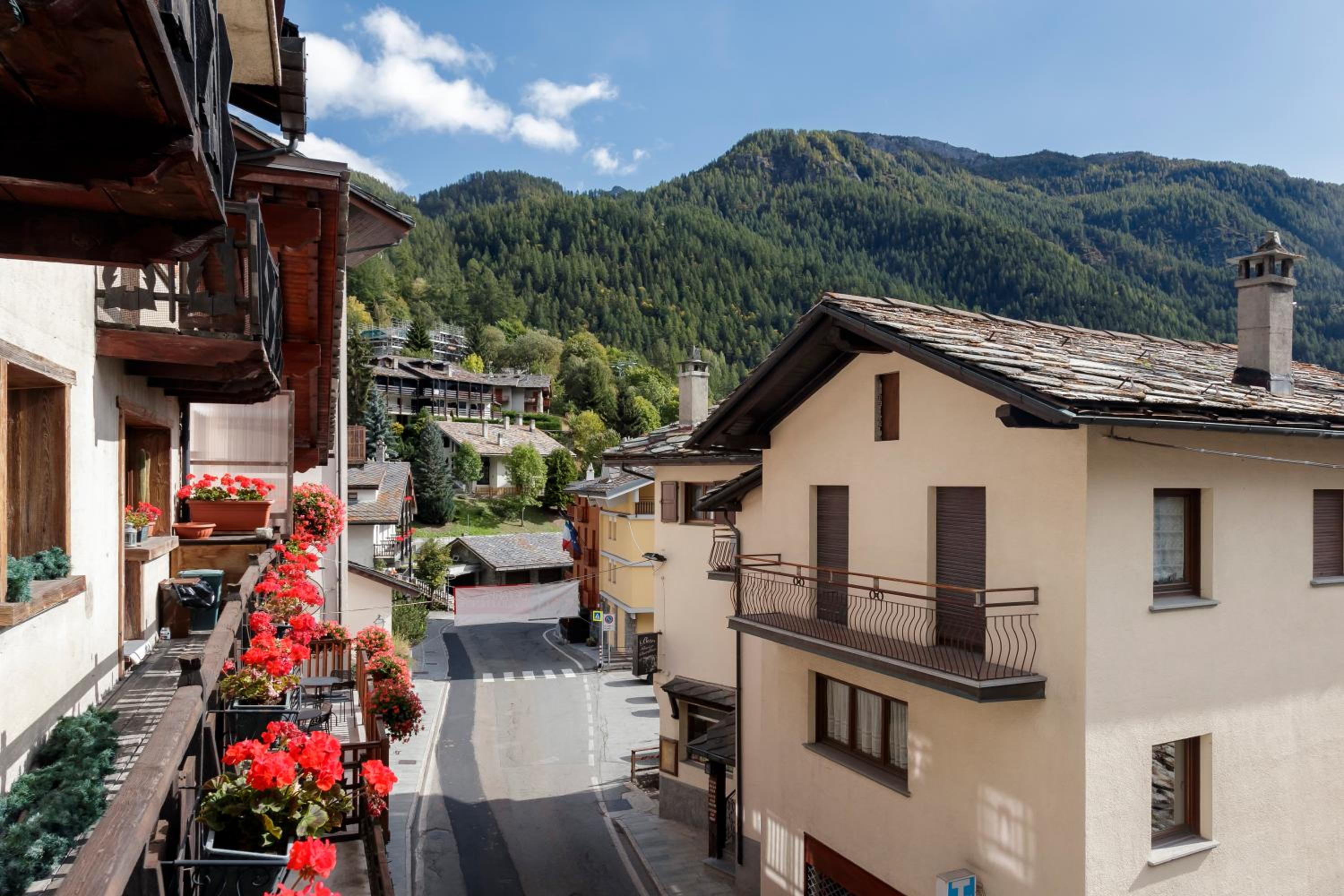 HelloChalet - Maison Maquignaz with boot-warmer, 100m skibus view 3