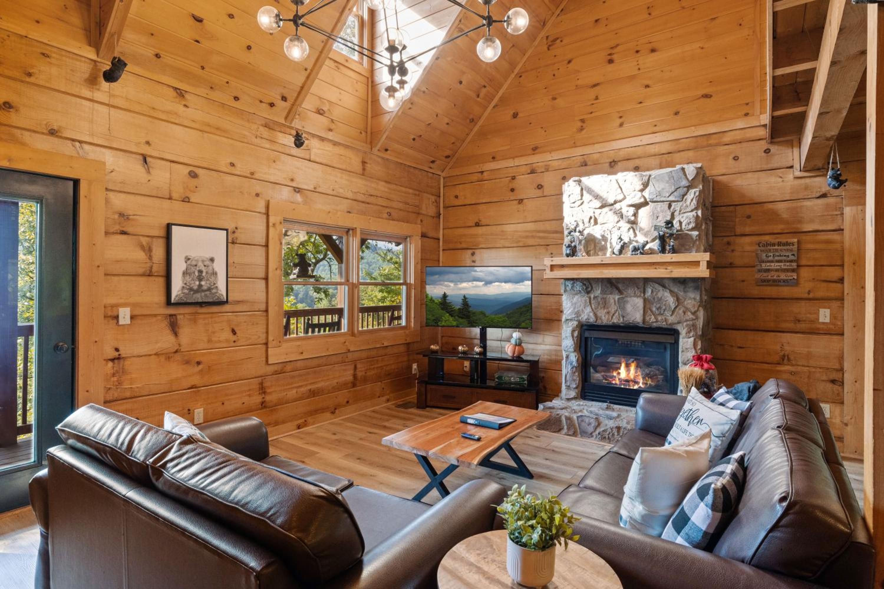 Mountain view 5 bdrm Gatlinburg Cabin near downtown Arts view 4