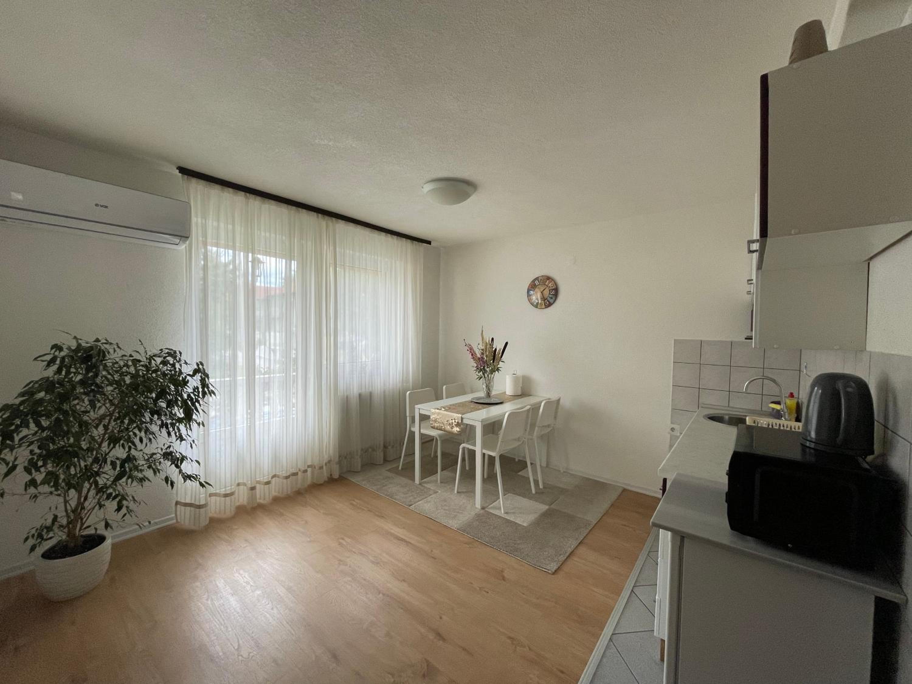 Sunny Garden Apartment