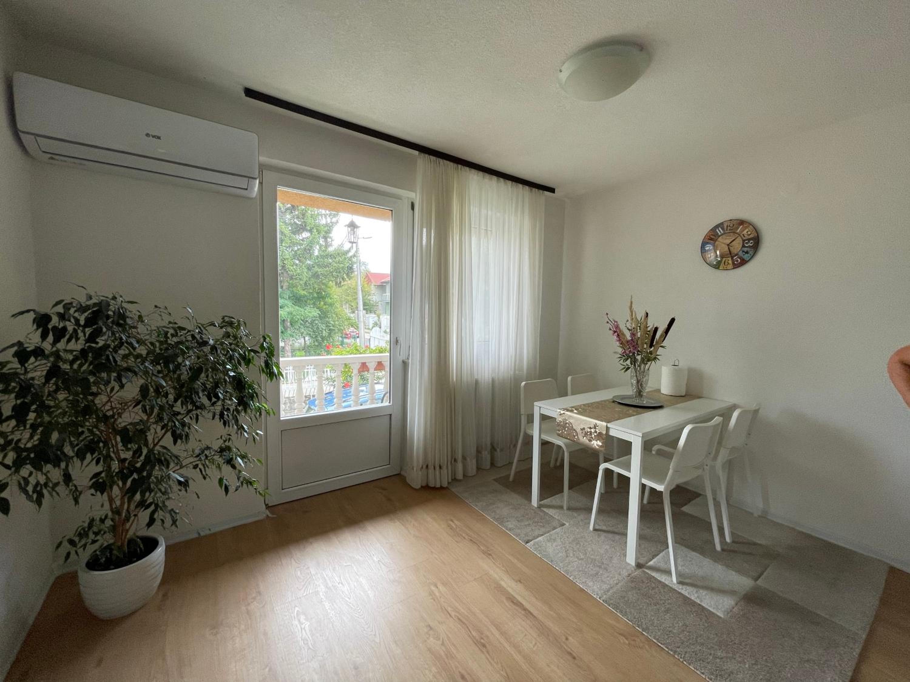 Sunny Garden Apartment