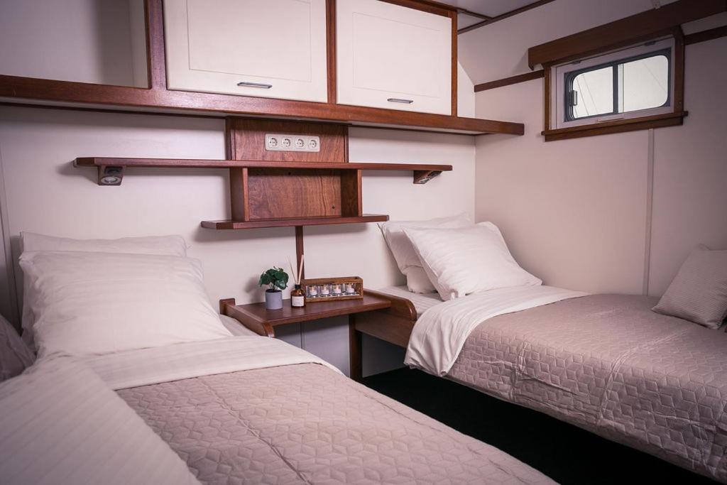 Unique Hotelboat botel Lena Maria