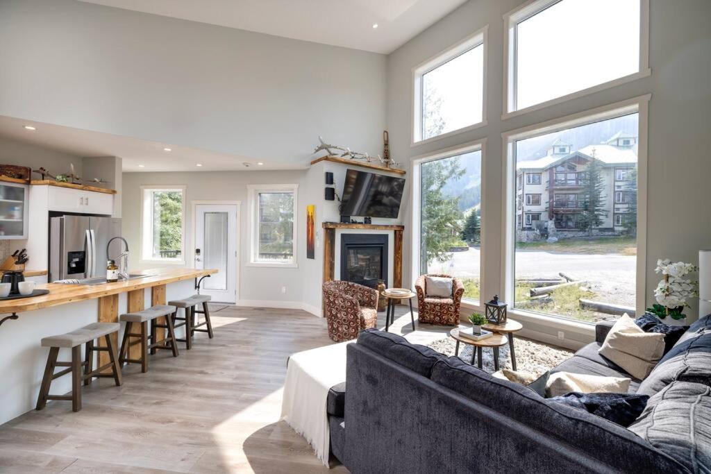 Ski in Ski Out with Huge Game Room and Hot Tub