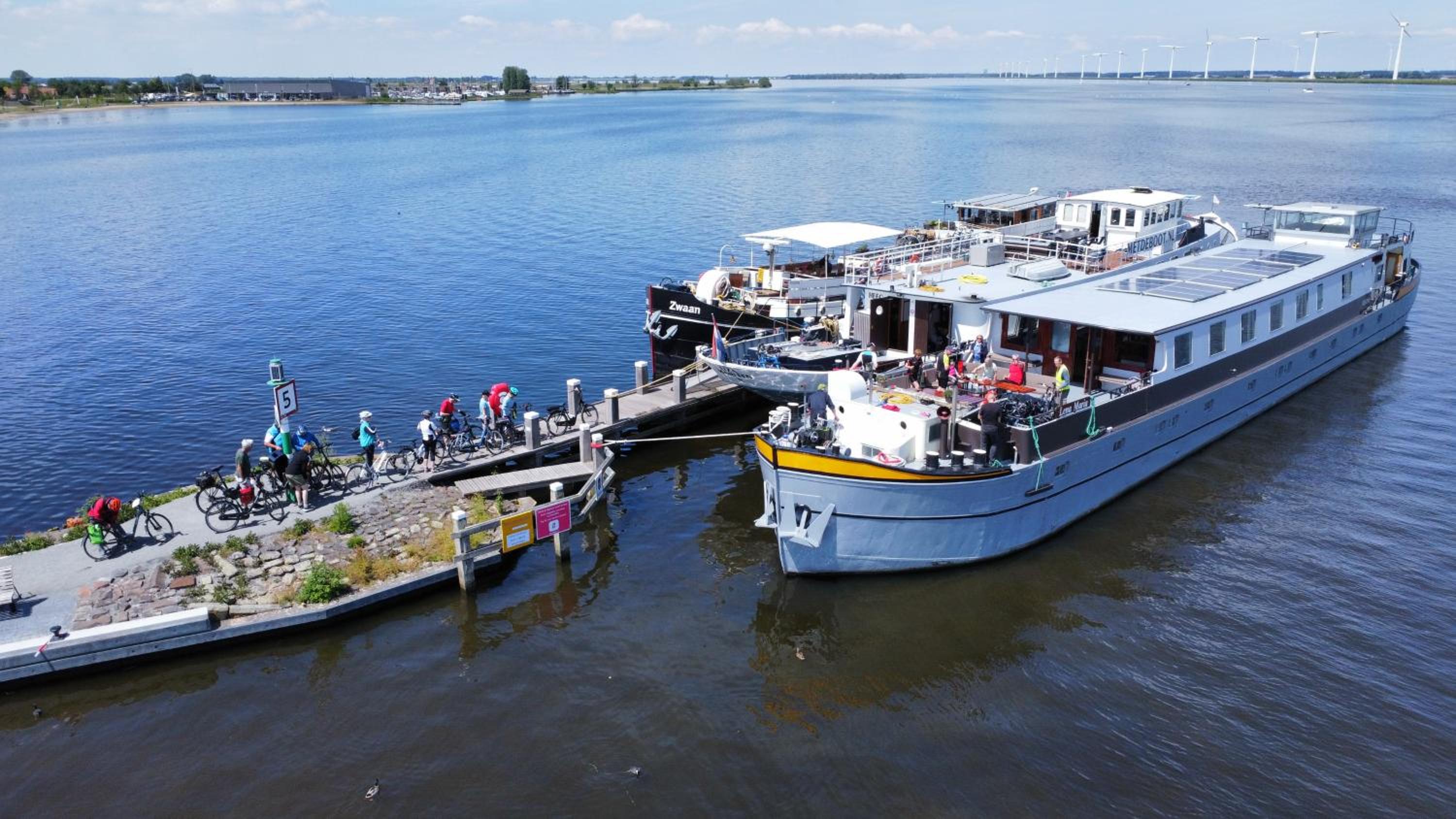 Unique Hotelboat botel Lena Maria