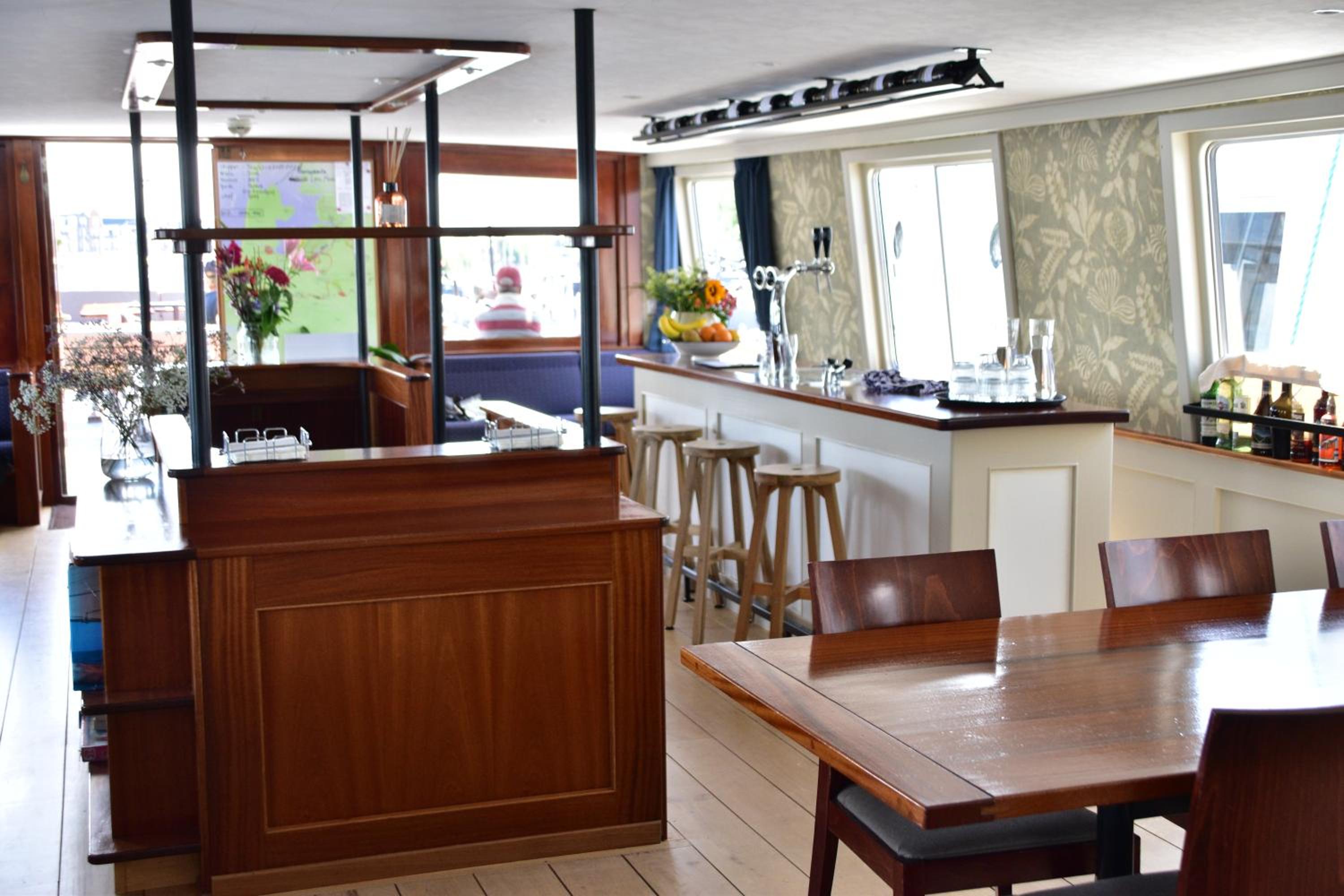 Unique Hotelboat botel Lena Maria