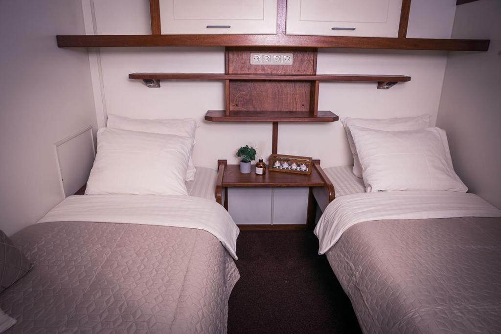 Unique Hotelboat botel Lena Maria