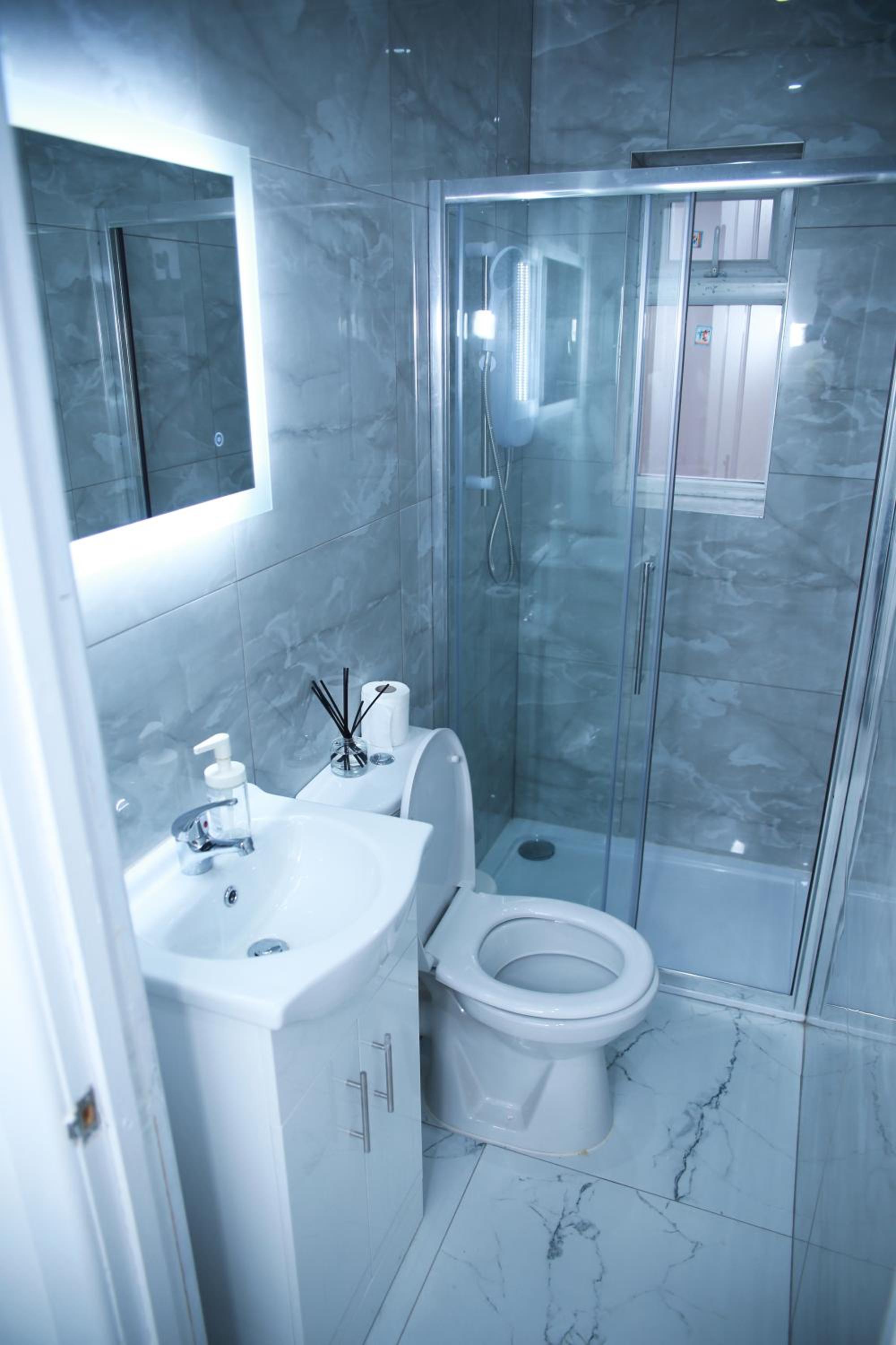 Apartment - Sleeps 5 & Free Parking