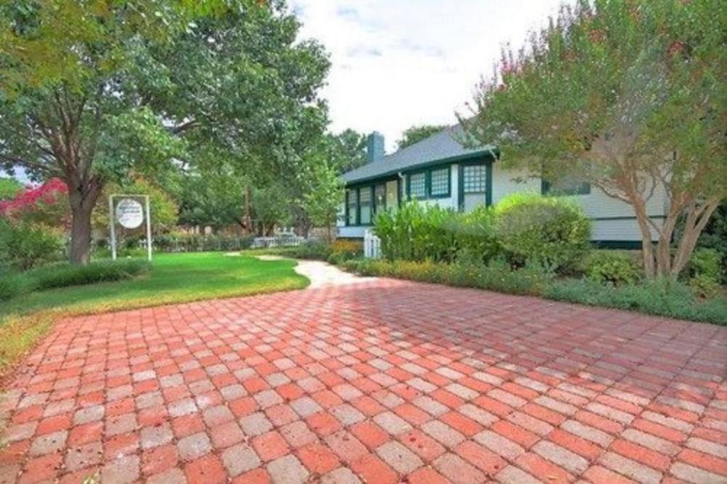 Granbury Gardens Bed and Breakfast view 4