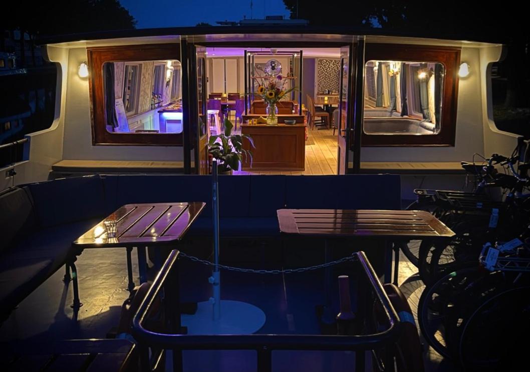 Unique Hotelboat botel Lena Maria