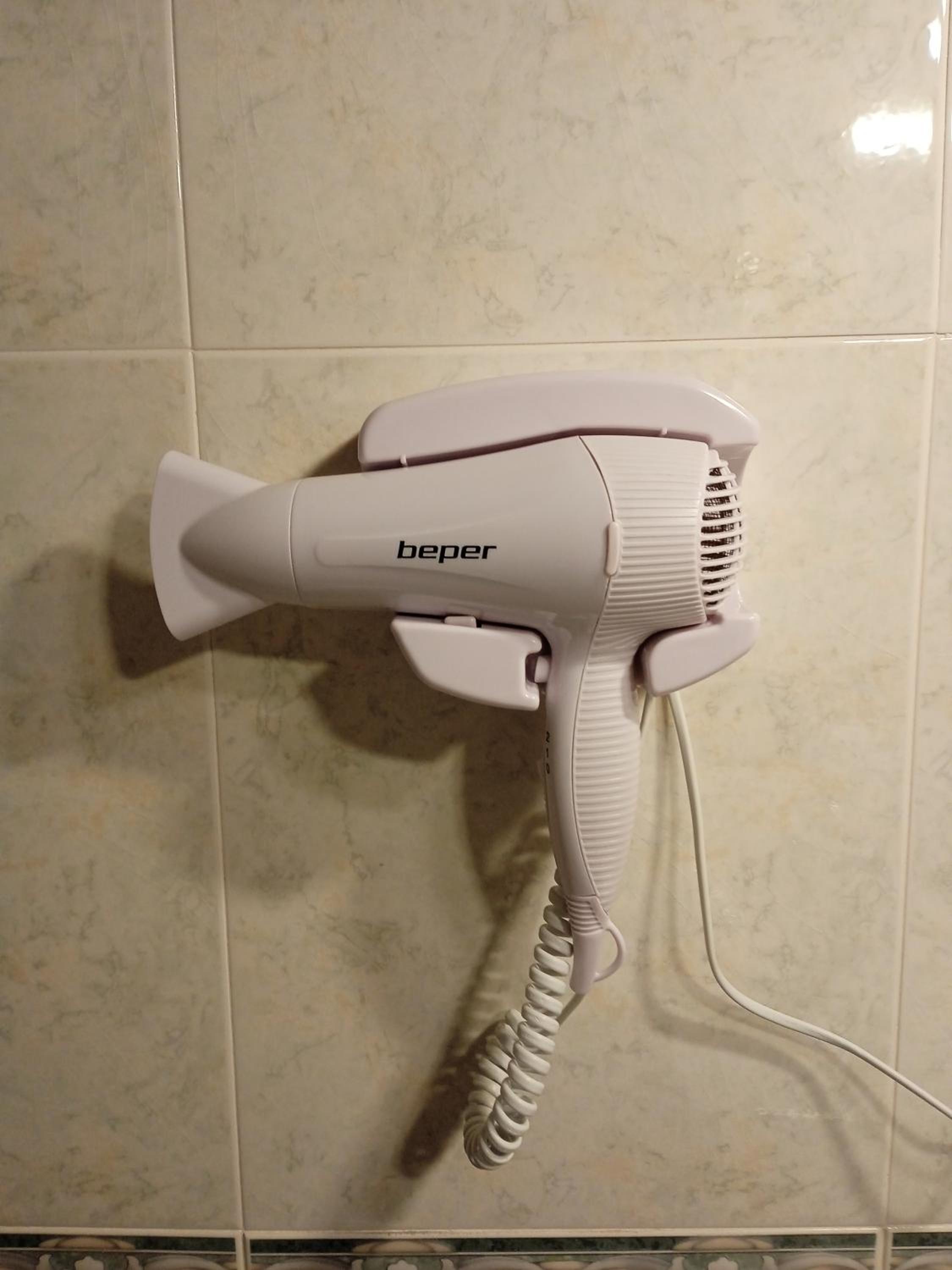 Superviews y parking vigilado en habitación independiente, baño privado, en apartamento particular, Français&English