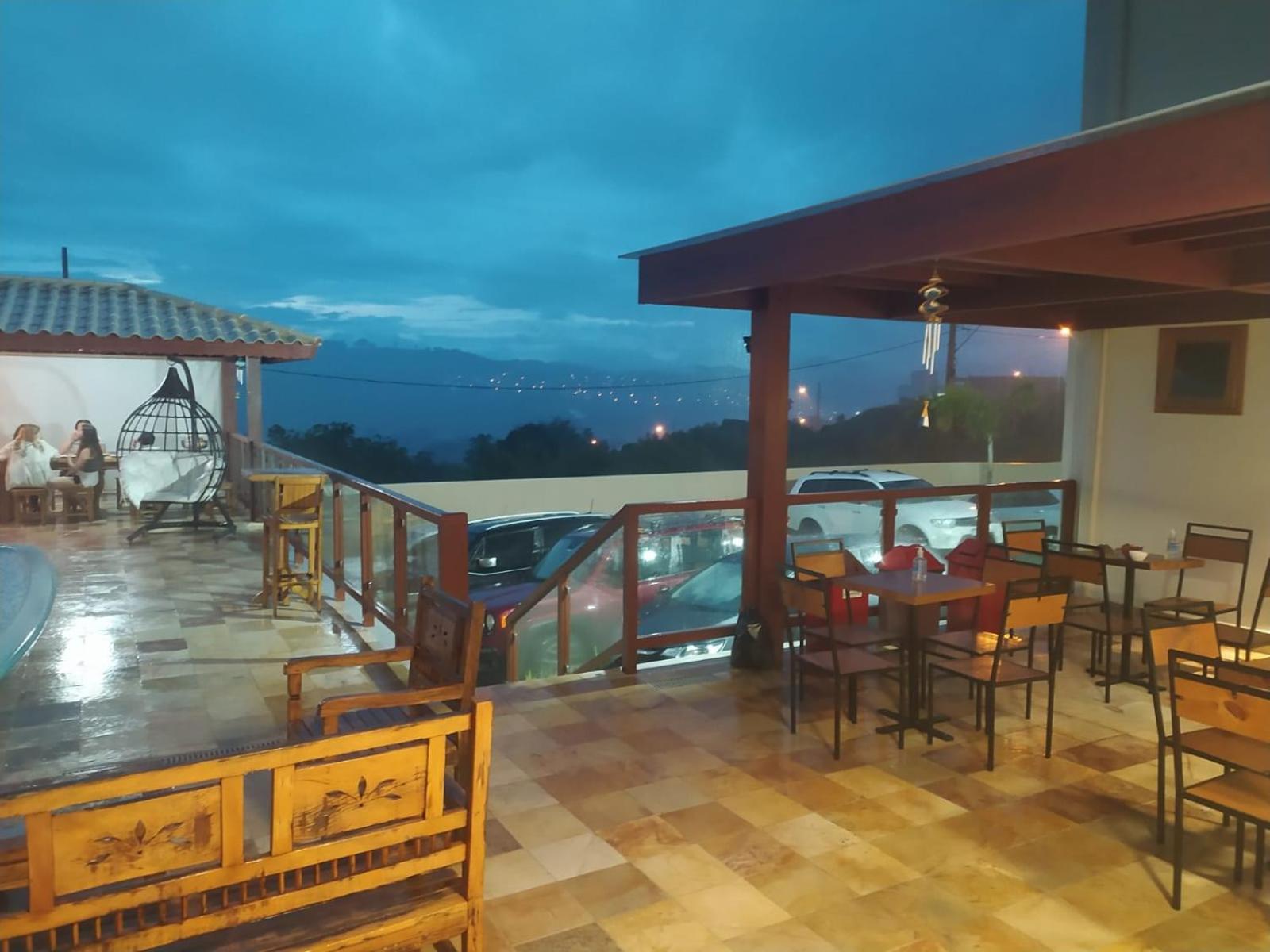 Maravilhosa casa com piscina em Capitólio-MG