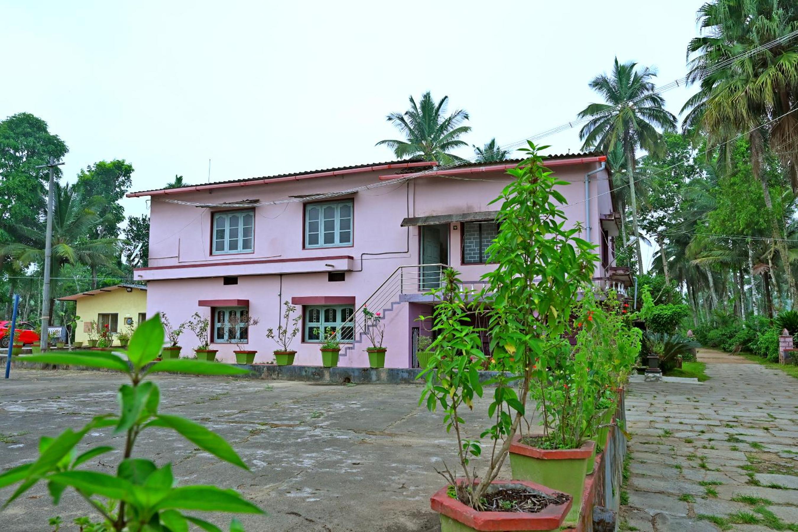 GiriDarshini Homestay - Pool, Falls, 3BH, Home Food & Estate view 2