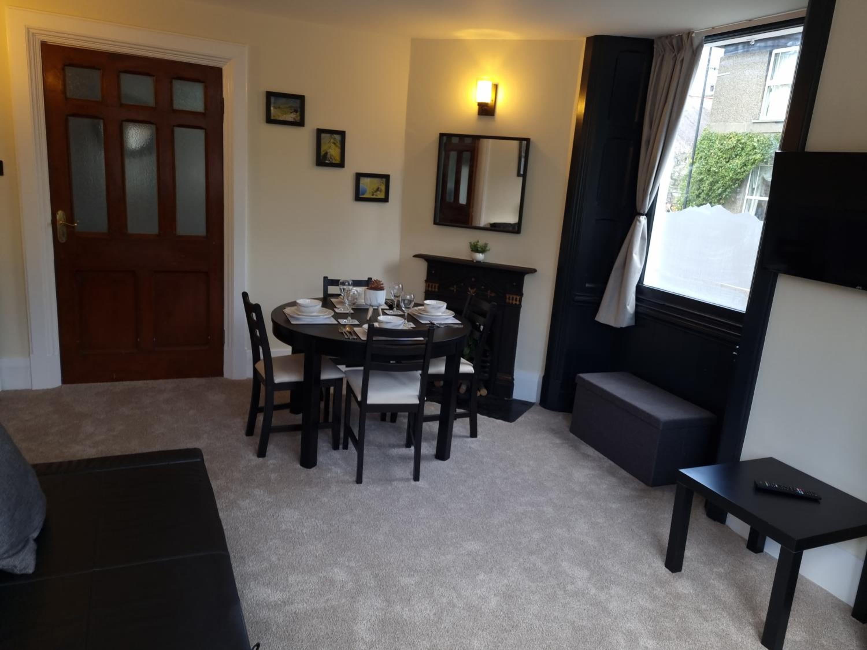 Entire holiday home with FREE parking & fast WIFI view 5