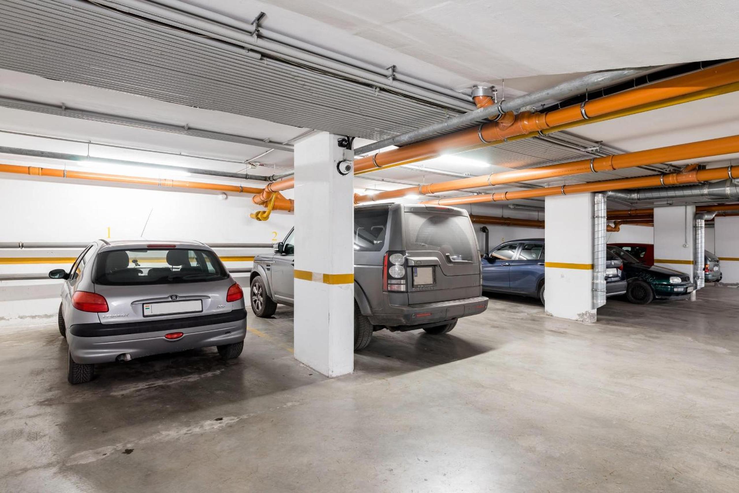 Sunny and Central 3-Bedroom Penthouse with Garage view 5