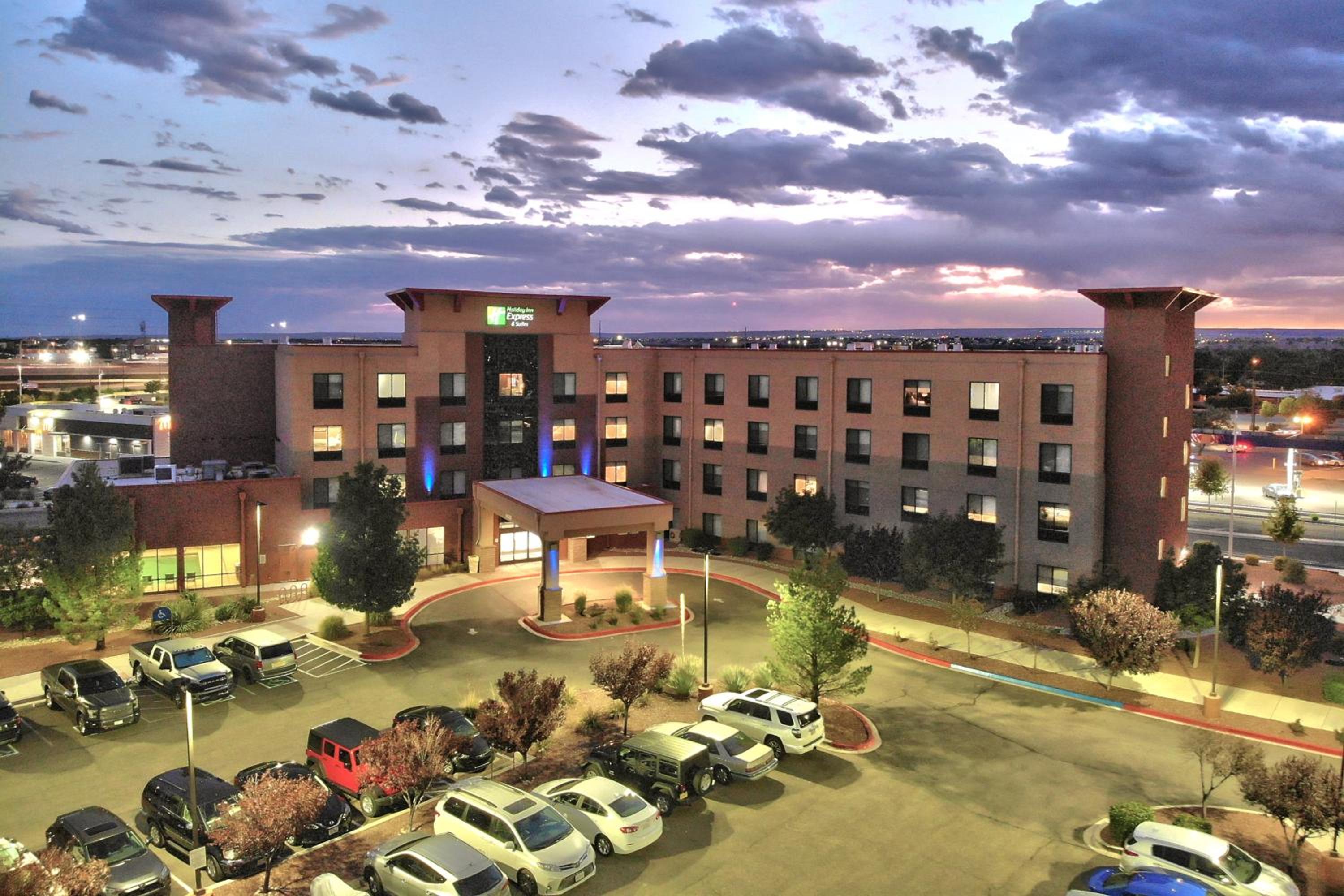 Hotel Holiday Inn Express & Suites Albuquerque Historic Old Town, an IHG Hotel - Image 1