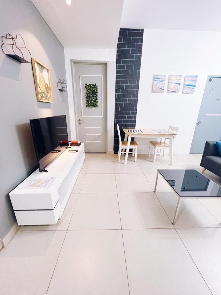 PROMO Connected train 4 Bedroom ABOVE MALL 20