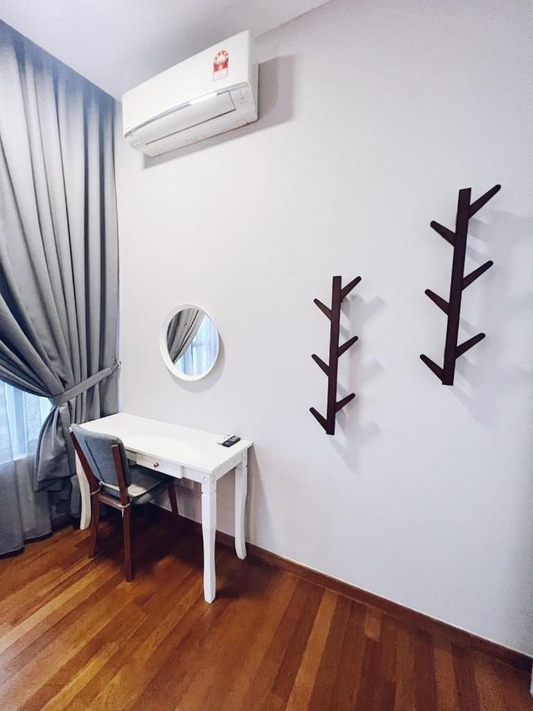 PROMO Connected train 4 Bedroom ABOVE MALL 20