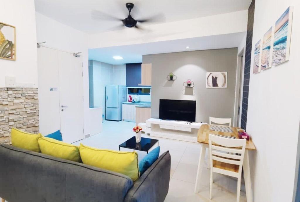PROMO Connected train 4 Bedroom ABOVE MALL 20