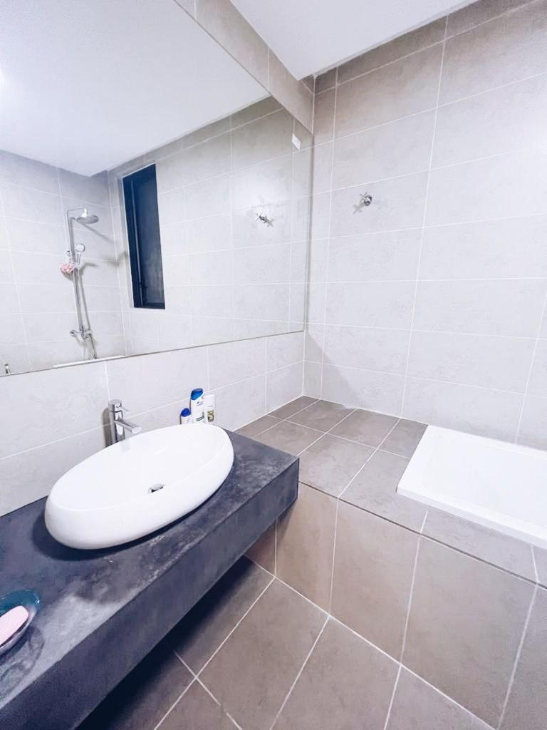 PROMO Connected train 4 Bedroom ABOVE MALL 20