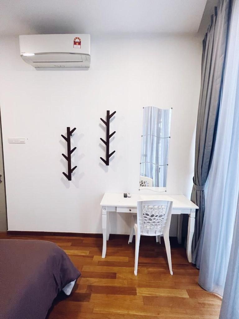 PROMO Connected train 4 Bedroom ABOVE MALL 20