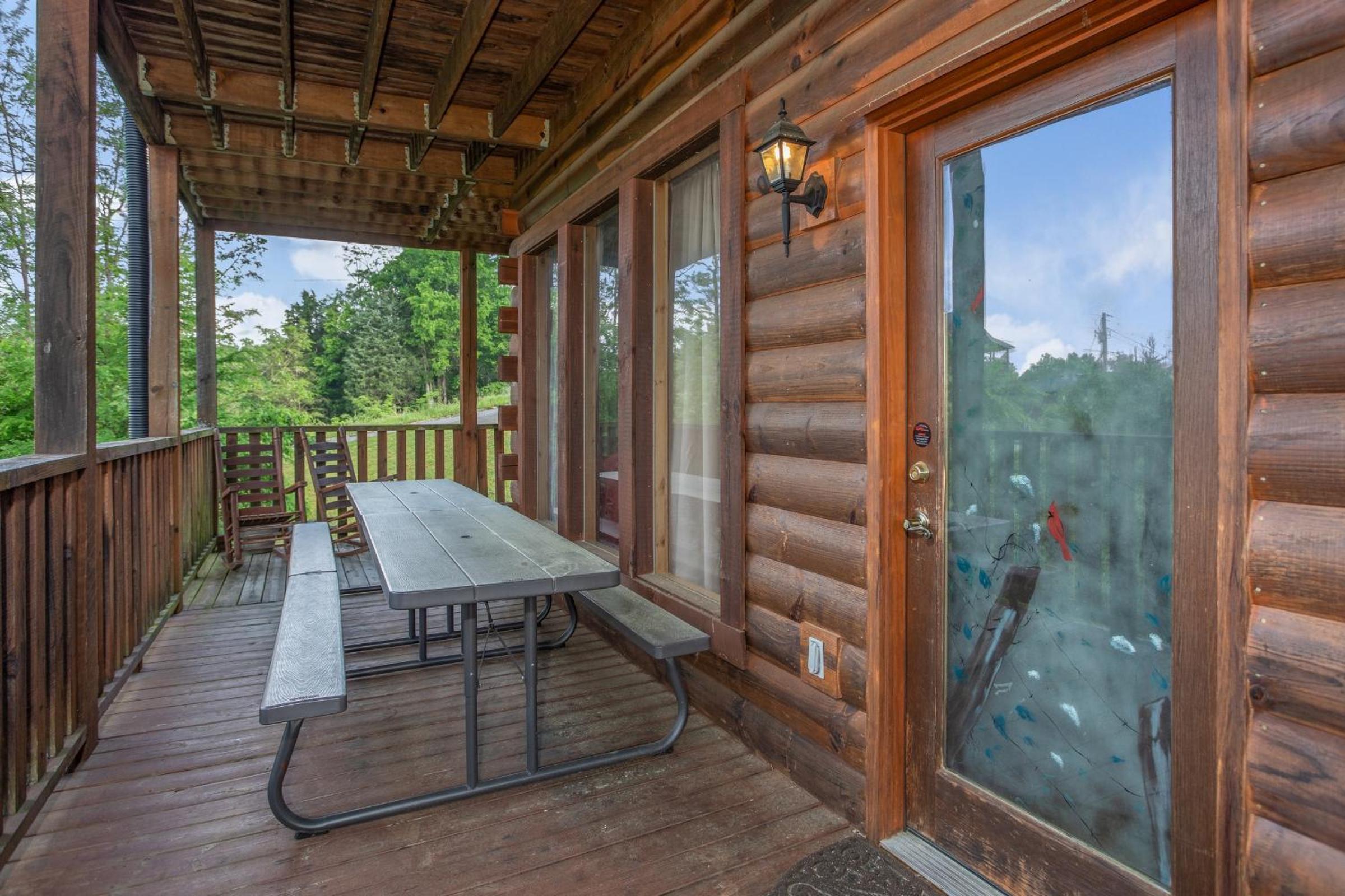 Luxurious 6BR Smoky Mountain cabin with stunning views, game room, fire pit and hot tub, Wi-Fi