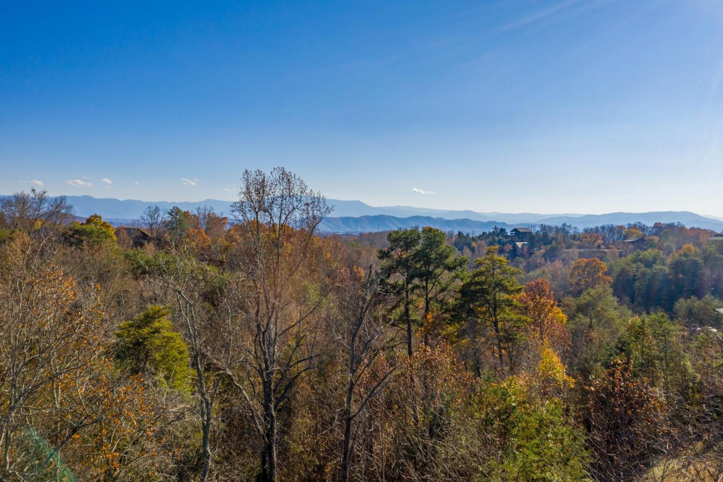 Luxurious 6BR Smoky Mountain cabin with stunning views, game room, fire pit and hot tub, Wi-Fi