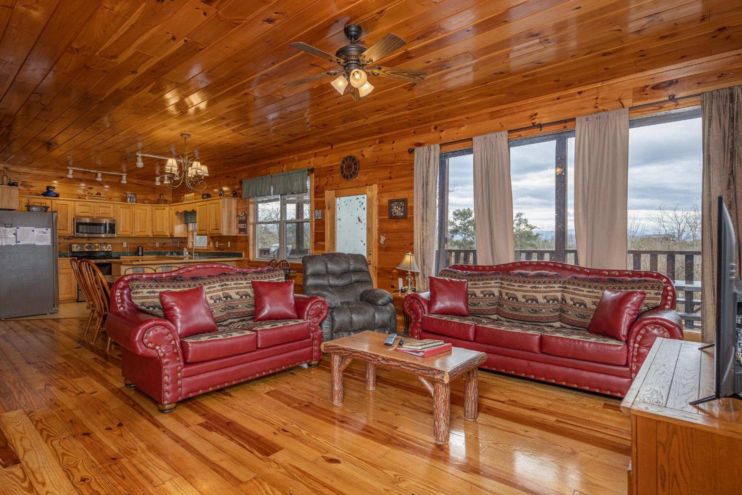 Luxurious 6BR Smoky Mountain cabin with stunning views, game room, fire pit and hot tub, Wi-Fi