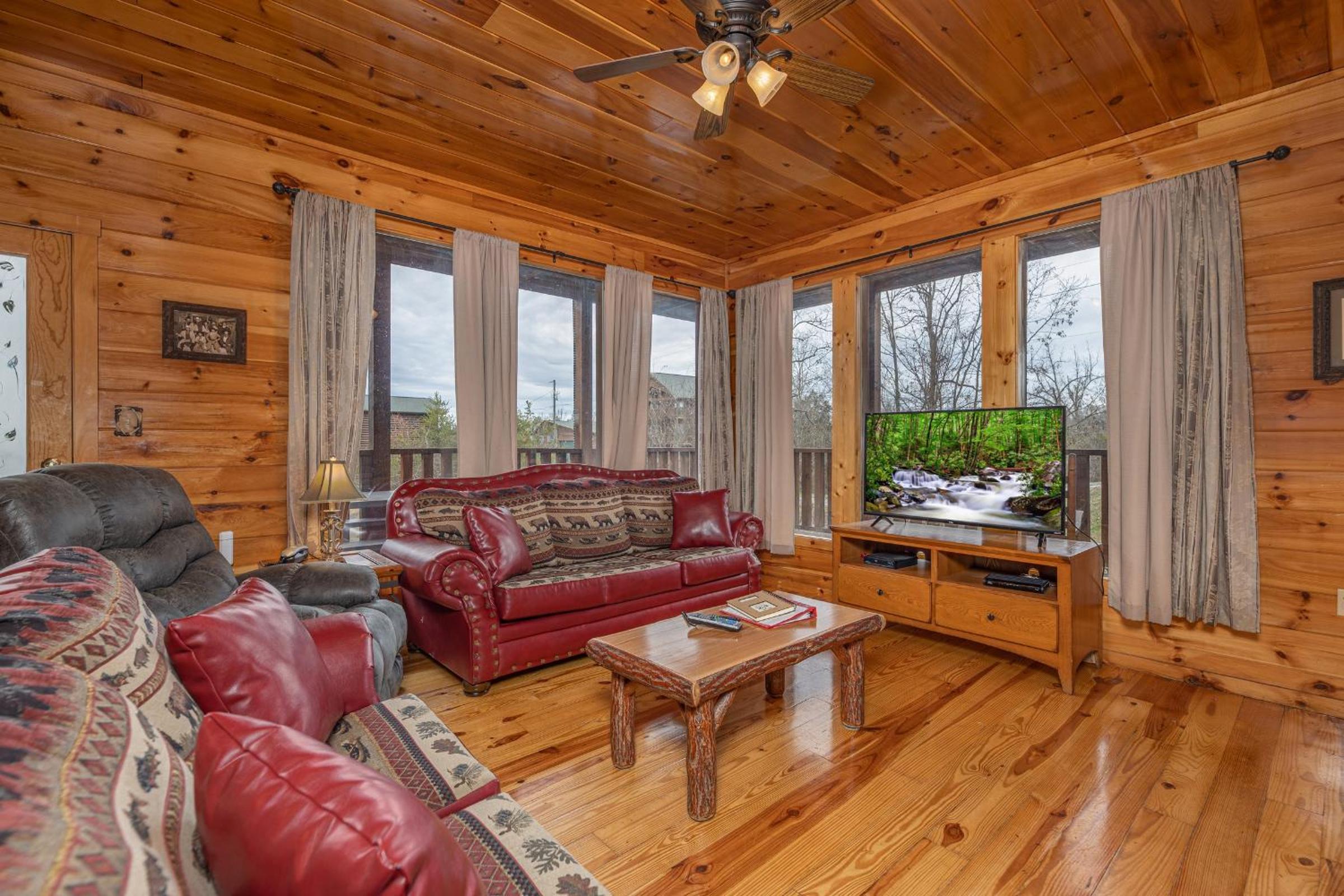 Luxurious 6BR Smoky Mountain cabin with stunning views, game room, fire pit and hot tub, Wi-Fi