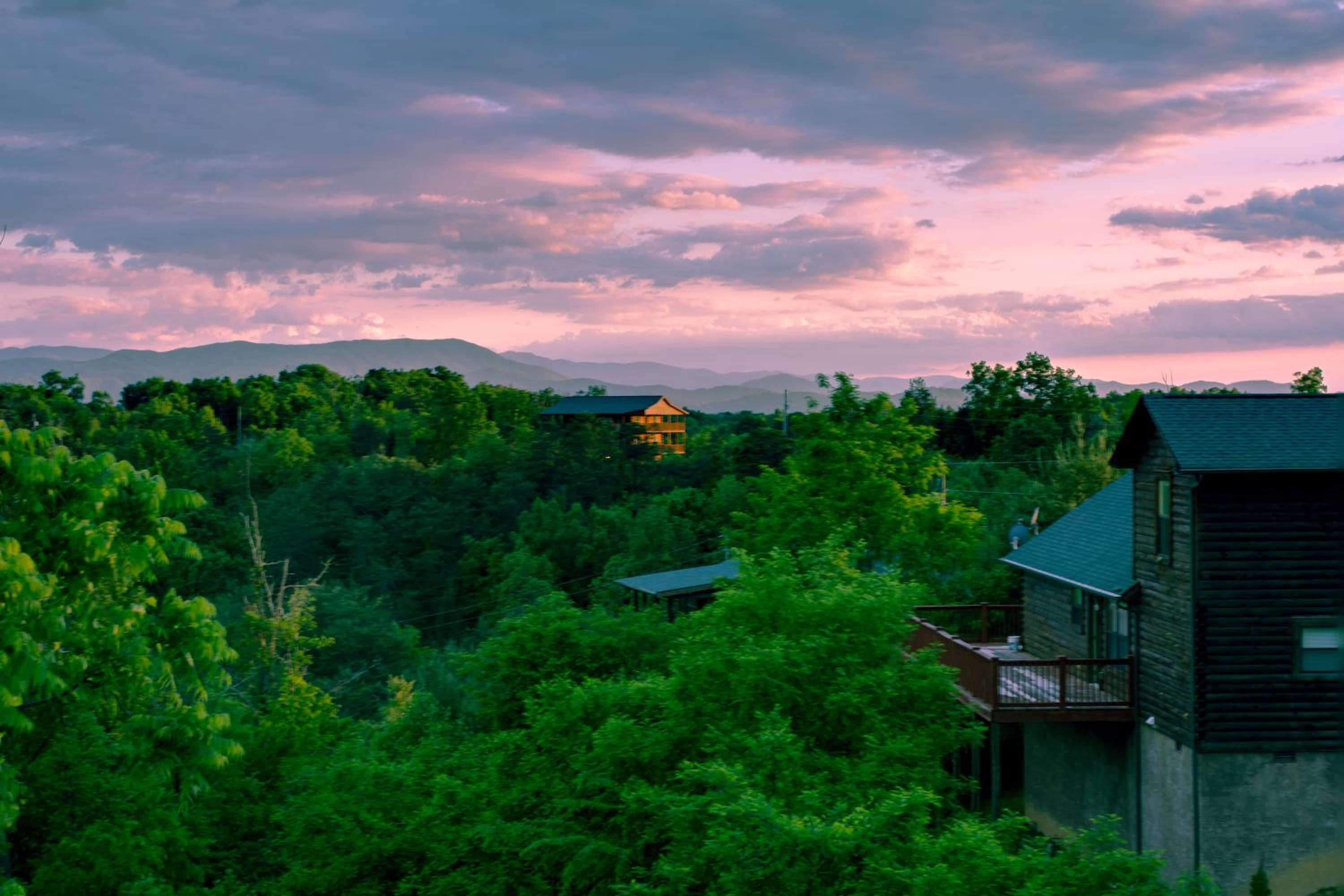 Luxurious 6BR Smoky Mountain cabin with stunning views, game room, fire pit and hot tub, Wi-Fi
