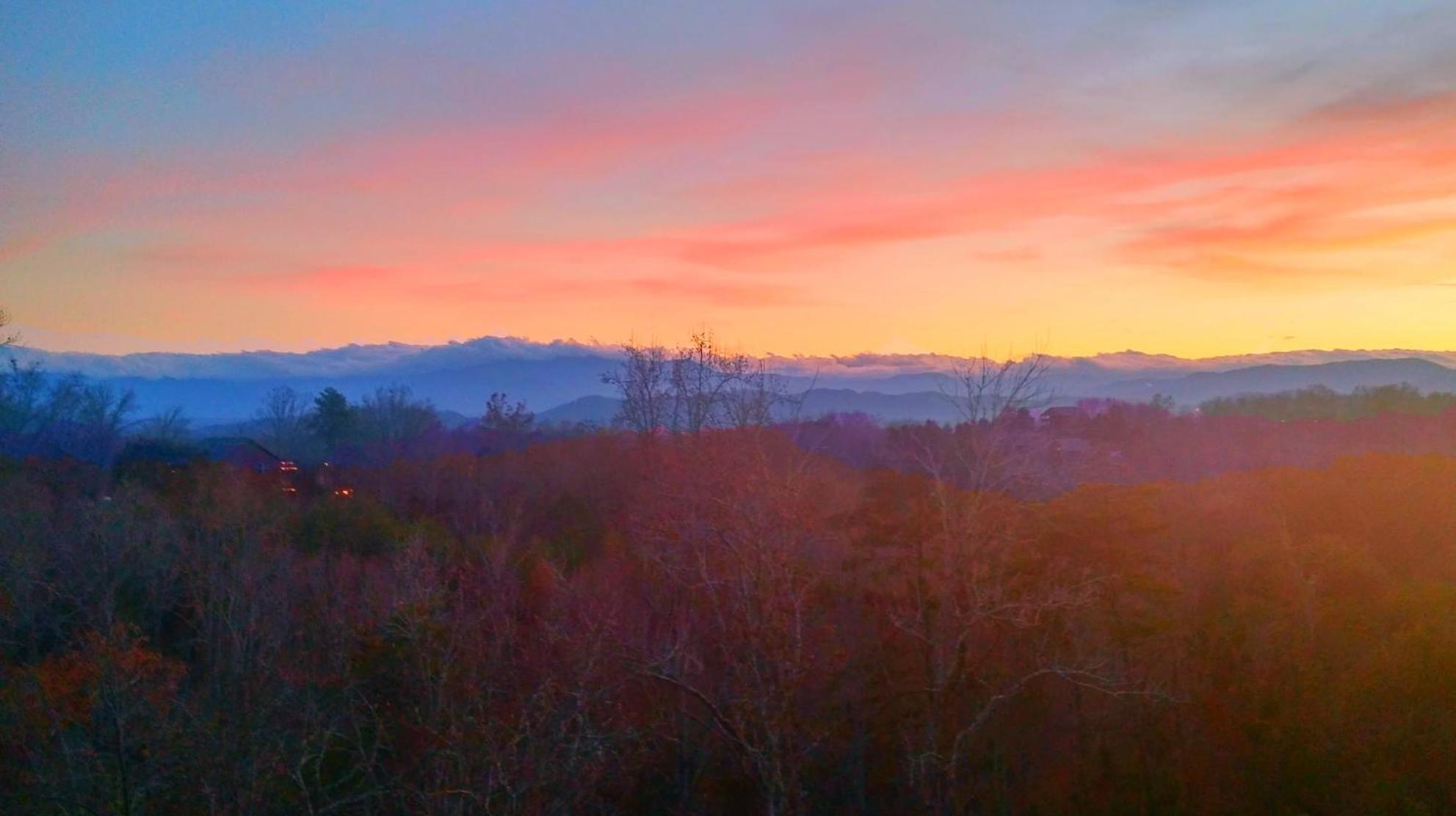 Luxurious 6BR Smoky Mountain cabin with stunning views, game room, fire pit and hot tub, Wi-Fi