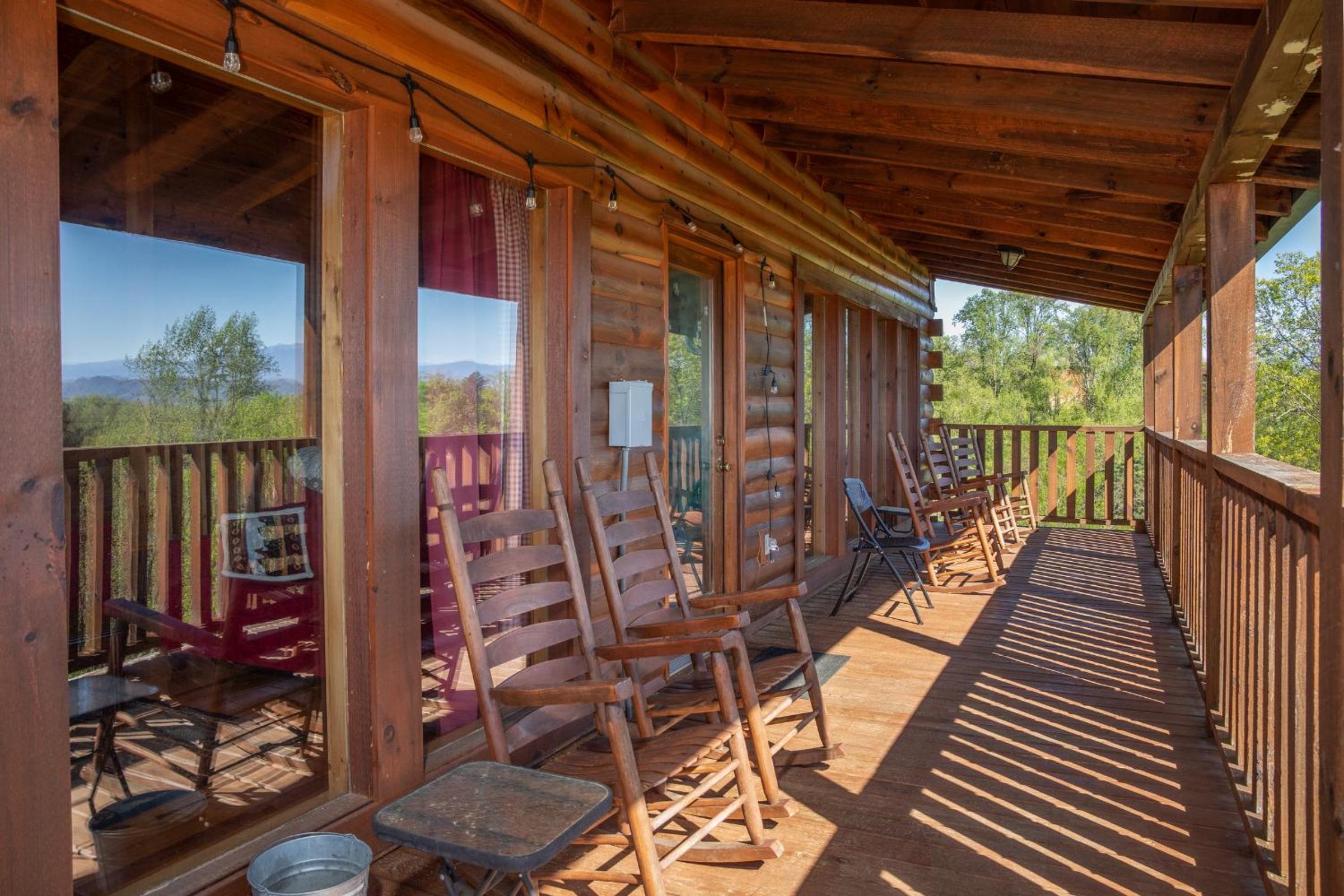 Luxurious 6BR Smoky Mountain cabin with stunning views, game room, fire pit and hot tub, Wi-Fi