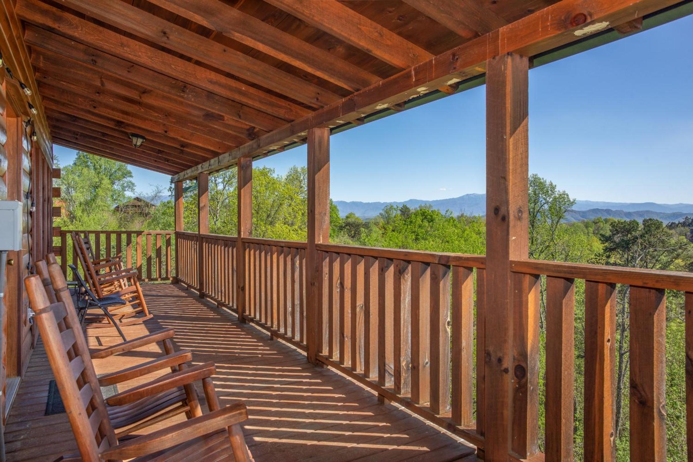 Luxurious 6BR Smoky Mountain cabin with stunning views, game room, fire pit and hot tub, Wi-Fi