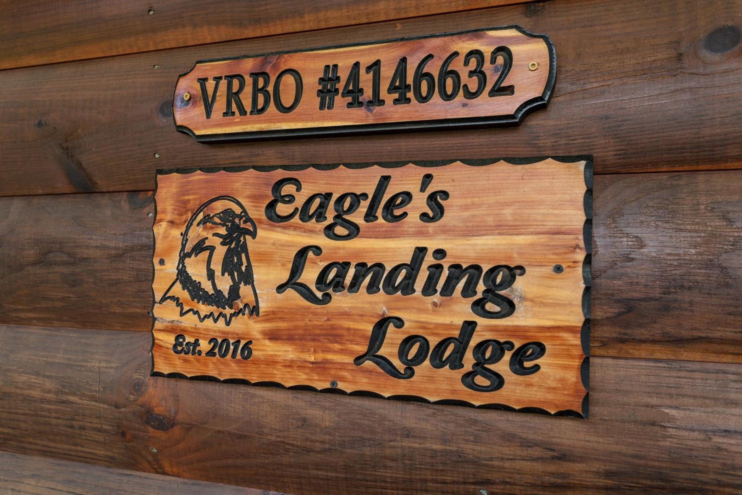 Luxurious 6BR Smoky Mountain cabin with stunning views, game room, fire pit and hot tub, Wi-Fi