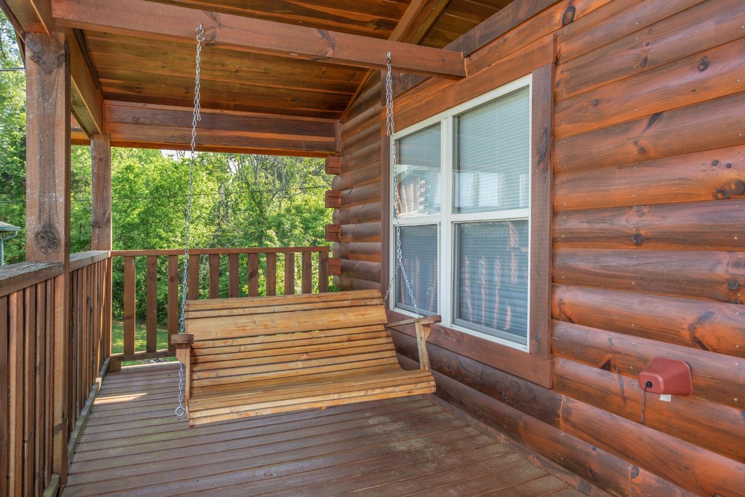 Luxurious 6BR Smoky Mountain cabin with stunning views, game room, fire pit and hot tub, Wi-Fi